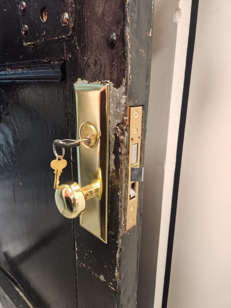 Emergency Lock Work for a Storefront Office